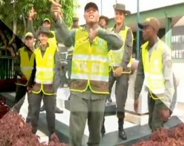 Policías luchan contra el delito al ritmo del reggaetón