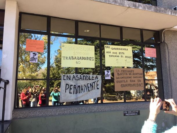 Estatales realizan paro en ente científico por el quite abrupto de horas extras