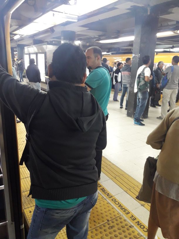 Una trabajadora del subte se sentó en las vías de la línea C y paró todo el servicio