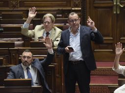 Los diputados Martín Sodano, y Álvaro Perrone, de Cabildo Abierto, y el diputado del Partido Colorado, Ope Pasquet, al fondo. Los diputados Martín Sodano, y Álvaro Perrone, de Cabildo Abierto, y el diputado del Partido Colorado, Ope Pasquet, al fondo.