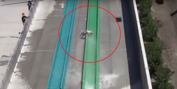 Brutal accidente de un nene que sale volando de un tobogán