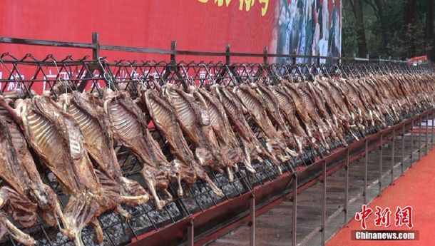 Al Guinness: Maestro asador chino cocinó 216 corderos al mismo tiempo
