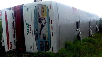 El micro volcó a la altura de Entre Ríos El micro volcó a la altura de Entre Ríos