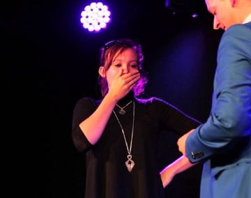 VIDEO: Le pide casamiento con un truco de magia