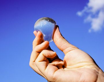Un invento que podría dejar atrás las botellas de agua de plástico