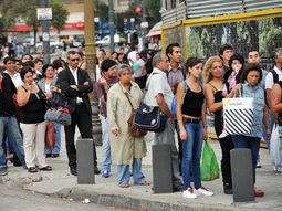 colectiveros y ferroviarios definen si se adhieren al paro colectiveros y ferroviarios definen si se adhieren al paro