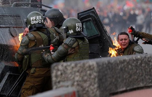 Chile: dos carabineras fueron alcanzadas por bombas molotov en una manifestación