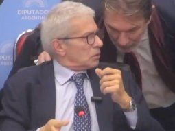 Cúneo Libarona olvidó el micrófono abierto tras un discurso contra las diversidades: Boludo, esto está...
