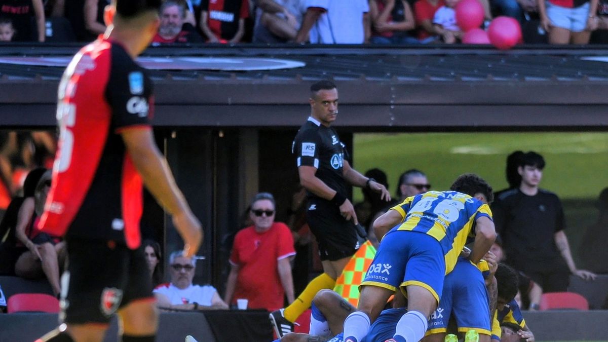 Rosario Central venció 2-0 a Newells y no pierde en el Coloso hace 18 años