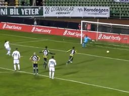 El brasileño Dodó pateó un penal que rozó el ridículo