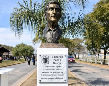 Rosario Central inauguró un busto en homenaje al Patón Bauza