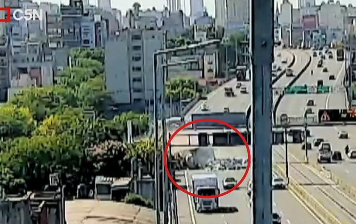 Así fue el choque del camión que quedó colgado en la autopista 25 de Mayo