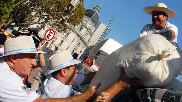 Los yerbateros llegaron a la madrugada a Plaza de Mayo