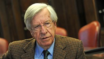 El exvicepresidente Danilo Astori destacó el criterio del gobierno actual a la hora de manejar la deuda pública. El exvicepresidente Danilo Astori destacó el criterio del gobierno actual a la hora de manejar la deuda pública.