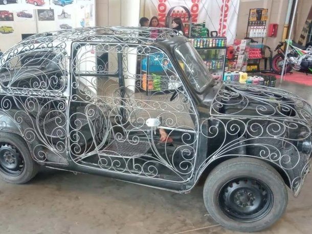 Furor en redes sociales: tuneó su Fiat 600 como si fuera una carroza