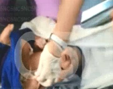 Mirá el rescate de la beba abandonada en una estación de servicio