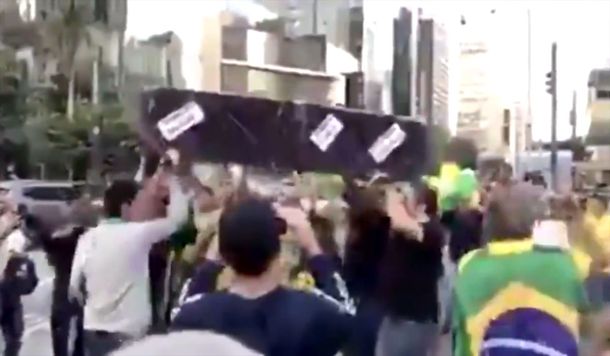 Indignante: fanáticos de Bolsonaro recrearon el meme del momento para burlarse del coronavirus