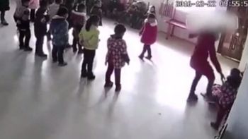 Una maestra jardinera golpea a una niña Una maestra jardinera golpea a una niña