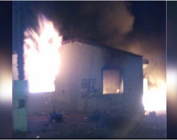 Un grupo de vecinos le incendió la casa a un presunto delincuente