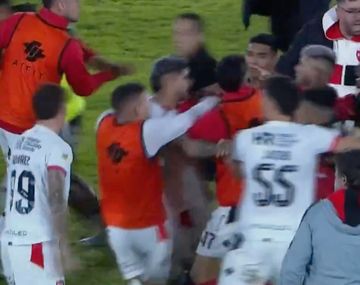 Escándalo: Newells y Riestra terminaron a las piñas