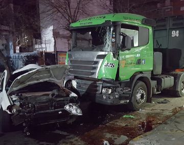 Violento choque entre un auto y un camión