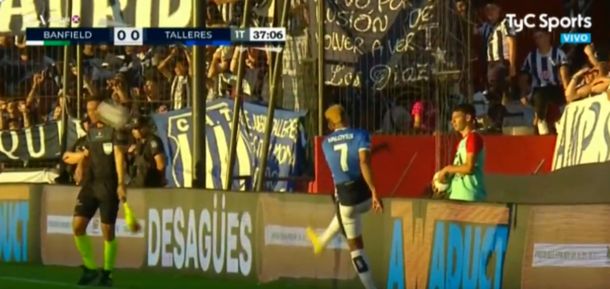 La reacción de Valoyes: le dio un pelotazo al juez de línea