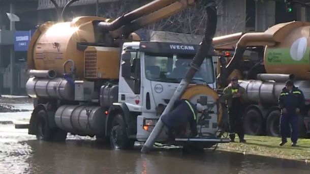 La avenida Dorrego debió ser interrumpida por el agua