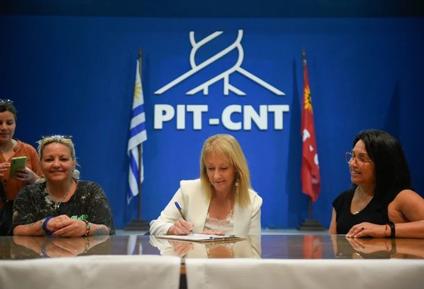 Carolina Cosse es el centro de las críticas por su postura respecto del plebiscito del PIT-CNT en medio de la campaña electoral en Uruguay.