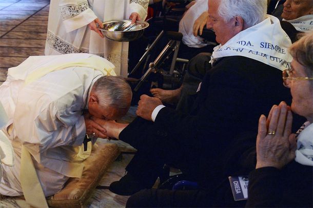 El Papa lavó los pies de enfermos en la misa por el Jueves Santo