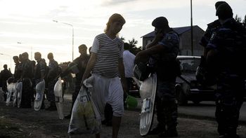 scioli, sobre la toma de tierras en merlo: abordamos el tema con paz y sin represion scioli, sobre la toma de tierras en merlo: abordamos el tema con paz y sin represion