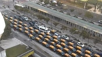 impresionante: asi bloquearon taxistas la 9 de julio en repudio a uber impresionante: asi bloquearon taxistas la 9 de julio en repudio a uber