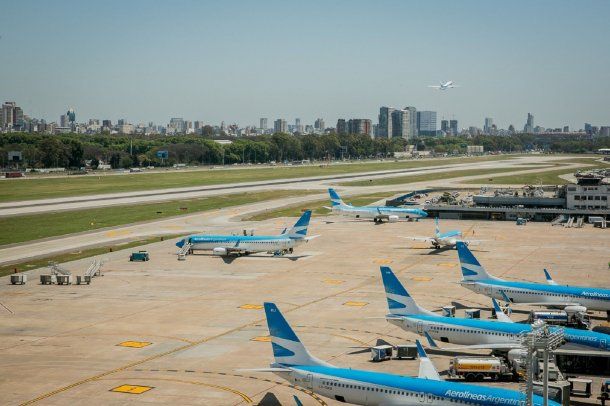 Demoras en Aeroparque por una asamblea de pilotos