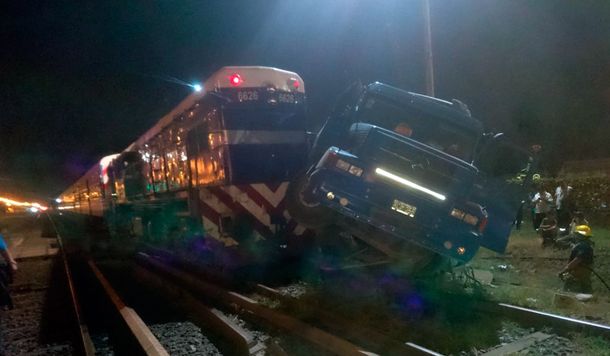 VIDEO: El fuerte choque entre una formación del Sarmiento y un camión