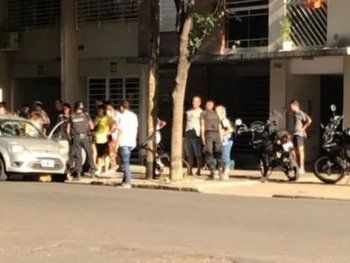 Salía del jardín con su hijo, ayudó a una mujer a la que le estaban robando y recibió un balazo