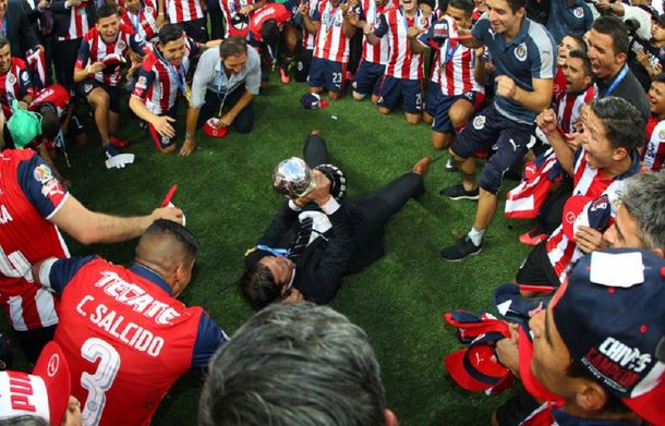 Almeyda celebra junto al trofeo en el medio de todo su plantel