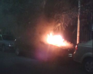 ¿Un nuevo ataque de quemacoches? Auto incendiado en Villa Urquiza