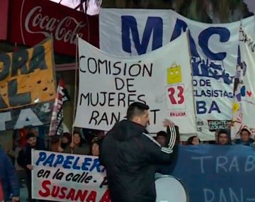 Manifestantes cortan el Puente Pueyrredón en protesta contra despidos en varias empresas