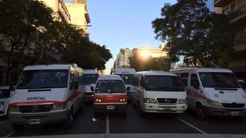 caos de transito por un piquete de combis en diagonal sur y piedras caos de transito por un piquete de combis en diagonal sur y piedras
