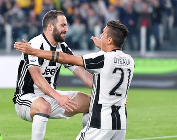 El abrazo de los dos goleadores argentinos que tiene la Juventus