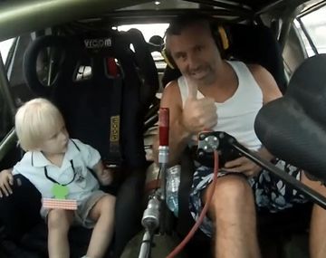 Marcos Di Palma con su hijo en un auto de TC