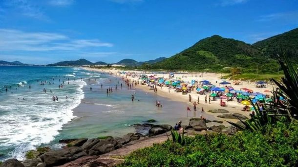 Garopaba se ubica en el estado de Santa Catarina, a pocos kilómetros de Florianópolis. Garopaba se ubica en el estado de Santa Catarina, a pocos kilómetros de Florianópolis.