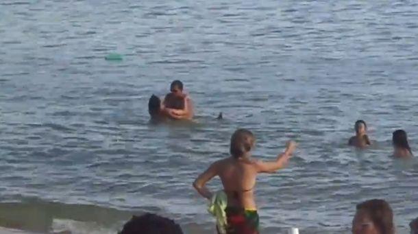 Los graban teniendo sexo en el mar de una playa de Brasil