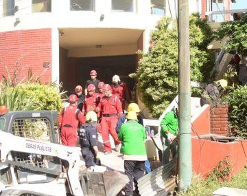 Los bomberos lograron retirar a una mujer de 79 años que había quedado bajo los escombros.