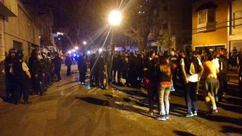 hinchas de newells realizaron pintadas en la oficina del presidente del club hinchas de newells realizaron pintadas en la oficina del presidente del club