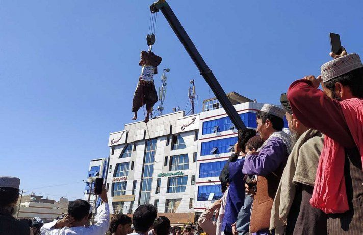 Un cadáver colgado de una grúa en Herat, Afganistán