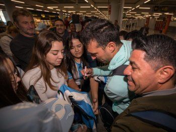Dale campeón: Lionel Scaloni llegó a Mallorca y fue recibido por argentinos