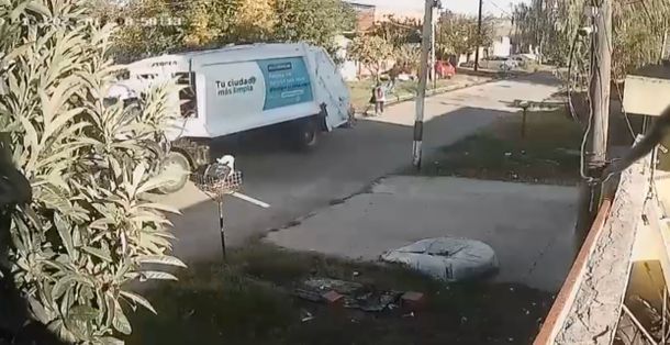Contenido sensible: camión recolector de residuos atropelló y mató a una barrendera en La Plata