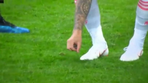 Pura ternura: Isco le salvó la vida a un pajarito en pleno partido de España con Irán