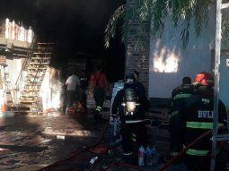 Voraz incendio destruyó una fábrica de productos de copetín