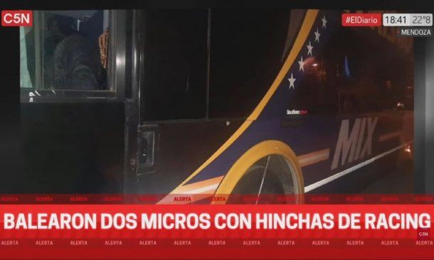 Balearon dos micros con hinchas de Racing